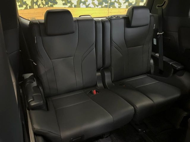 3列目シートはもちろん状態良好☆大人でもゆったりと座って頂けますので、大人数でのお出かけもラクラクです♪ご家族で、気の知れた仲間で、ドライブに行くのが楽しみですね♪