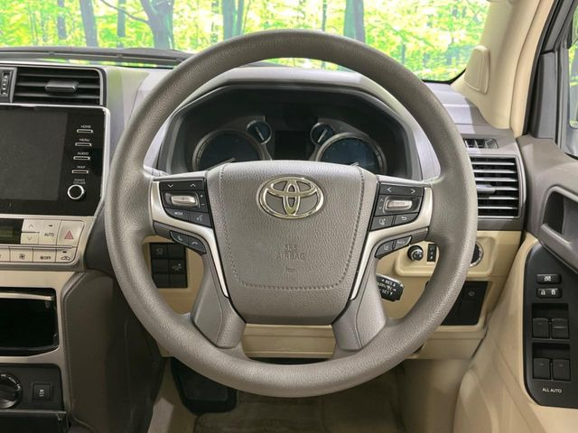 インテリアに合わせたデザインのステアリングは、運転される方のことも考え、運転しやすい形状、大きさです。是非一度、実際に触ってお確かめください。