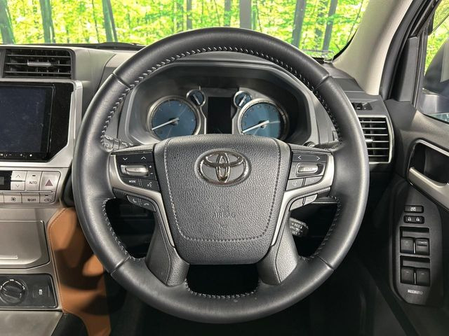 インテリアに合わせたデザインのステアリングは、運転される方のことも考え、運転しやすい形状、大きさです。是非一度、実際に触ってお確かめください。