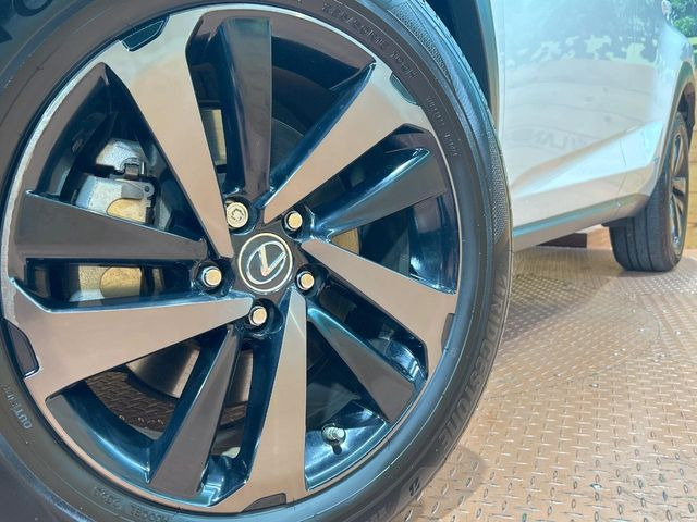 �y����18�C���`�A���~�z�C�[���z�O�ςɃ}�b�`���������A���~�z�C�[���𑕒����Ă���܂��B�e��ЊO�A���~�z�C�[����A�X�^�b�h���X�^�C�����戵�����Ă���܂��B���񂲑��k������