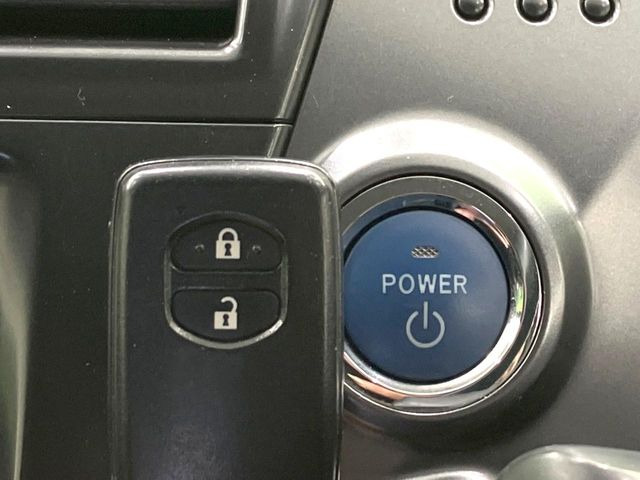 【スマートキー】カバンやポケットに入れたままでもドアの施錠・解錠が可能なスマートキーを装備。エンジンのオン・オフ時もカギを取り出す必要が無いからとっても便利です♪