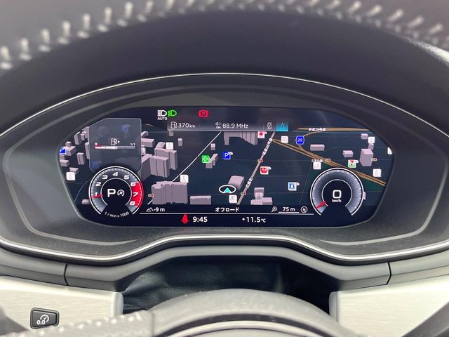 ���o�[�`�����R�b�N�s�b�g:�S�̂��t���p�l���ƂȂ��Ă����i�I�ȃ��[�^�[�p�l���B�ʏ�̃X�s�[�h���[�^�[�Ƃ��Ă̋@�\�͂������A�i�r�E�I�[�f�B�I�@�\�̊m�F�E������ł��A�^�]�ɏW�����₷���Ȃ��Ă���܂��B