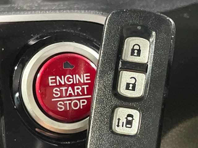 �yHonda�X�}�[�g�L�[�z�J�o����|�P�b�g�ɓ��ꂽ�܂܂ł��h�A�̎{���E�������\�ȃX�}�[�g�L�[�𑕔��B�G���W���̃I���E�I�t�����J�M�����o���K�v����������Ƃ��Ă��֗��ł���