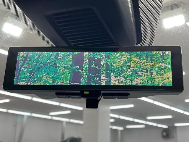 【インテリジェントルームミラー】後席の大きな荷物や同乗者で後方が確認しづらい時でも安心!カメラが撮影した車両後方の映像をルームミラー内に表示。クリアな視界で状況の確認が可能です!