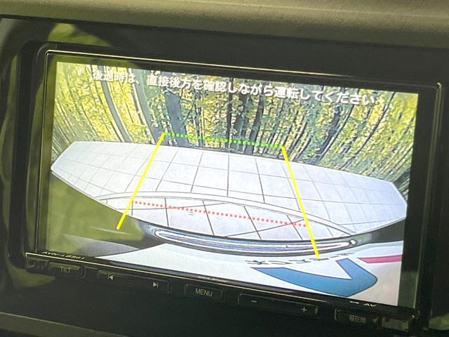 【バックカメラ】駐車時に後方がリアルタイム映像で確認できます。大型商業施設や立体駐車場での駐車時や、夜間のバック時に大活躍!運転スキルに関わらず、今や必須となった装備のひとつです!