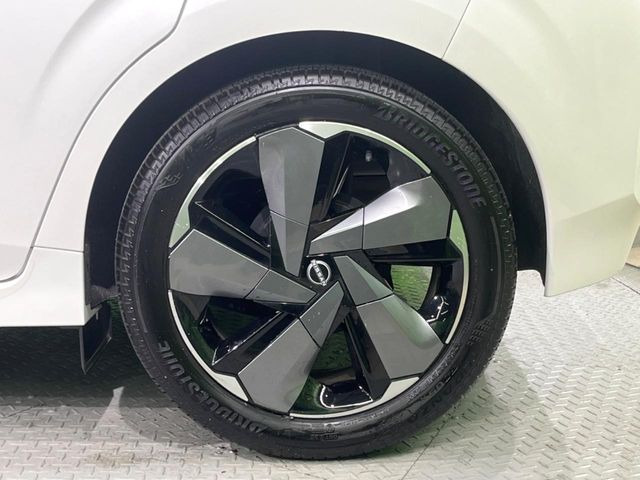 �y����17�C���`�A���~�z�C�[���z�O�ςɃ}�b�`���������A���~�z�C�[���𑕒����Ă���܂��B�e��ЊO�A���~�z�C�[����A�X�^�b�h���X�^�C�����戵�����Ă���܂��B���񂲑��k����������