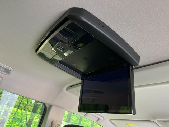 【フリップダウンモニター】大画面モニターで後席でもエンタメをお楽しみいただけます。小さなお子様にも大人気の装備です♪