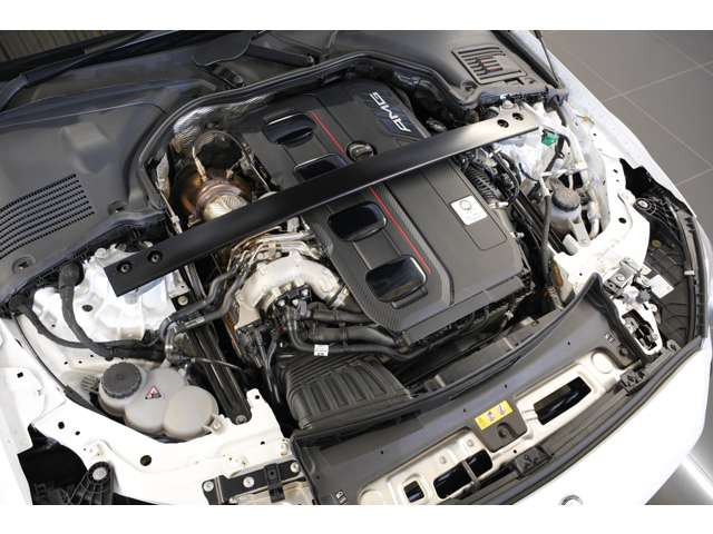 ���s���f������V8�͔p�~����A2.0L�̒���4�C���^�[�{+���[�^�[�ō��v680ps�𔭊����܂��BAMG�Ȃ�ł͂̃p���t���ȑ���𐥔񂲑̊��������܂��B