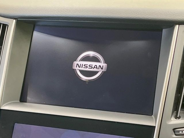 【メーカー純正ナビ】インテリアに溶け込むスタイリッシュな「専用設計」メーカーナビを装備♪視認性や操作性など基本性能にも優れ、より上質なカーライフをお楽しみいただけます。