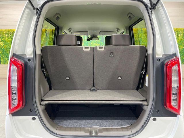 ���i�̂���������ʋ΁A���}���ɏ\���ȉ׎��X�y�[�X���m�ۂ��Ă���܂��B�Z�J���h�V�[�g��|���ƁA�傫�ȉו��̐ύڂ��\�ł���