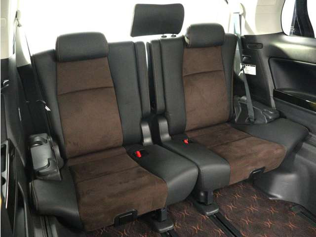 サードシートも広々とした空間をご用意しております!シートアレンジにて、快適スペースを作ることも可能となっております!アレンジパターンも豊富で、様々なシーンにご利用いただけます!