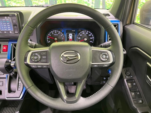 �C���e���A�ɍ��킹���f�U�C���̃X�e�A�����O�́A�^�]�������̂��Ƃ��l���A�^�]���₷���`��A�傫���ł��B�����x�A���ۂɐG���Ă��m���߂��������B