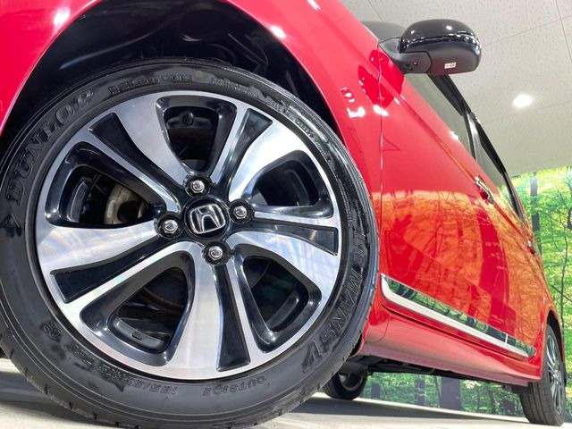 �y����15�C���`�A���~�z�C�[���z�O�ςɃ}�b�`���������A���~�z�C�[���𑕒����Ă���܂��B�e��ЊO�A���~�z�C�[����A�X�^�b�h���X�^�C�����戵�����Ă���܂��B���񂲑��k����������