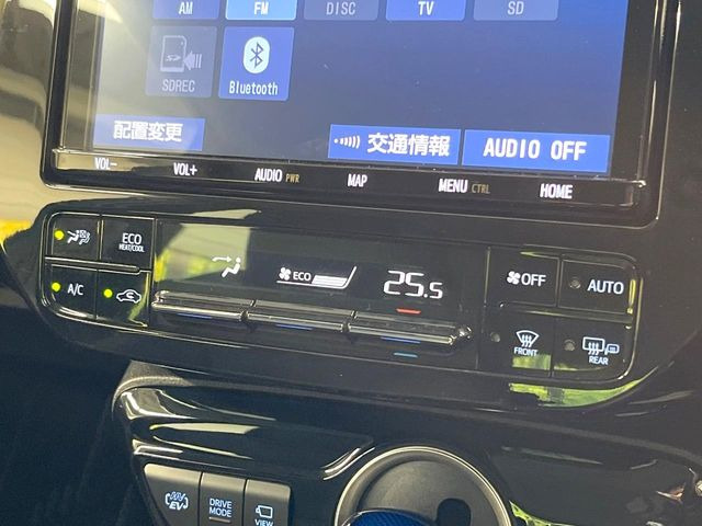 【オートエアコン】一度お好みの温度に設定すれば、車内の温度を検知し風量や温度を自動で調整。暑い&hellip;寒い&hellip;と何度もスイッチ操作をする必要はありません。快適な車内空間には必須の機能ですね♪