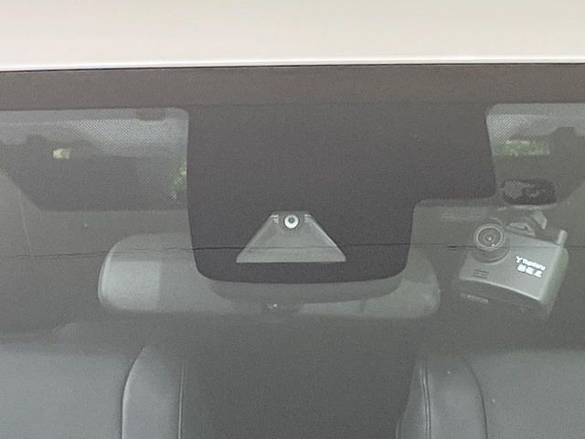 【プリクラッシュセーフティ】前方の車両等を検知し、衝突しそうな時は警報で注意を促し、ブレーキを踏む力をサポート。ブレーキを踏めなかった場合は衝突被害軽減ブレーキが作動、衝突回避をサポートします。