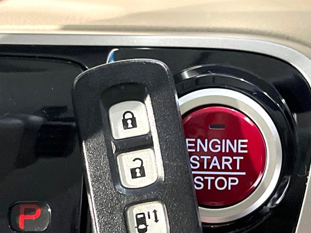 �yHonda�X�}�[�g�L�[�z�J�o����|�P�b�g�ɓ��ꂽ�܂܂ł��h�A�̎{���E�������\�ȃX�}�[�g�L�[�𑕔��B�G���W���̃I���E�I�t�����J�M�����o���K�v����������Ƃ��Ă��֗��ł���