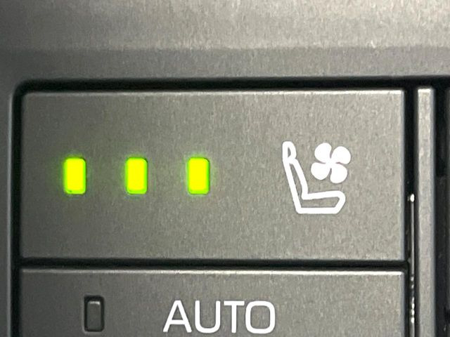 【シートベンチレーション】夏場は涼しい風でお尻や背中の熱やムレを防ぎ、冬はエアコンよりも早く温まってポカポカに!季節を問わず快適に過ごせます。