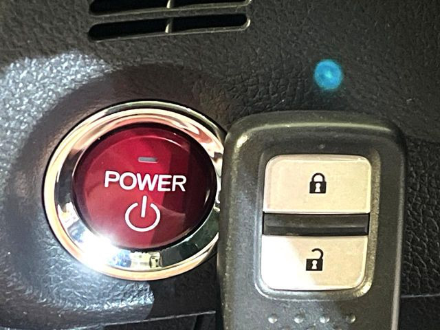 �yHonda�X�}�[�g�L�[�z�J�o����|�P�b�g�ɓ��ꂽ�܂܂ł��h�A�̎{���E�������\�ȃX�}�[�g�L�[�𑕔��B�G���W���̃I���E�I�t�����J�M�����o���K�v����������Ƃ��Ă��֗��ł���