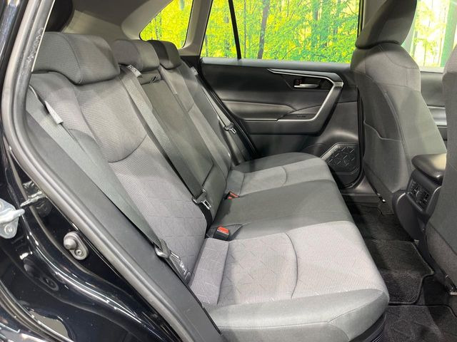 後部座席も気になるようなキズ・汚れやへたり等、大きなダメージはなく、良好な状態です。