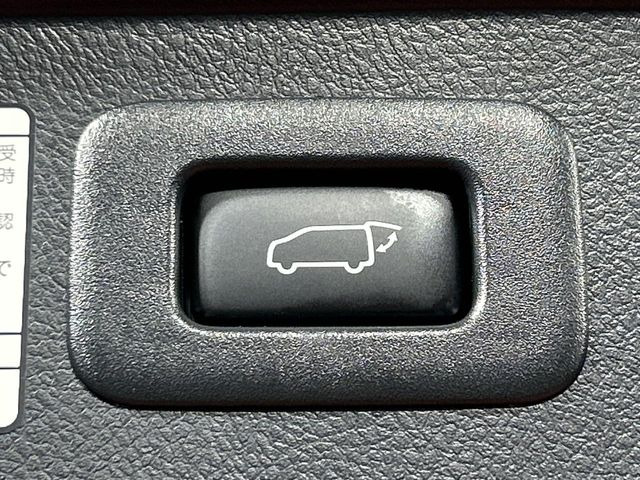 【パワーバックドア】スマートキーや運転席のボタンを押すだけでリアゲートが自動で開閉します!荷物を持っている時や、高い位置にあるバックドアを閉める際に便利な機能です♪