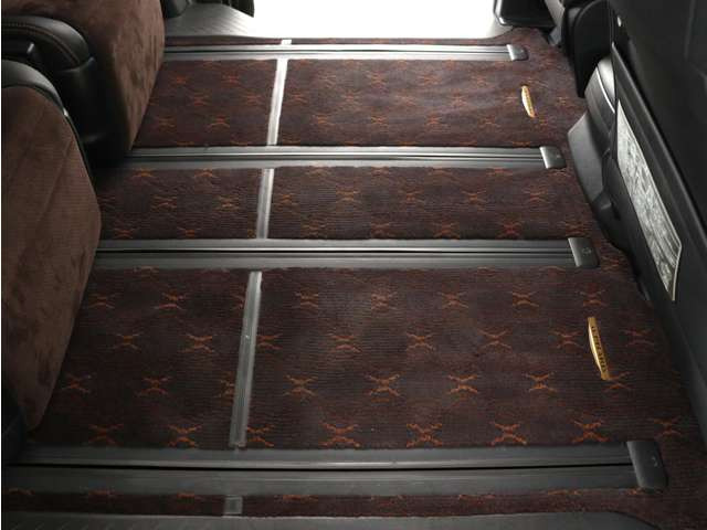 【セカンドシート】ロングスライドシートにより足を楽々伸ばす事が可能です!また、ひじ掛けもありますので、快適なドライブをお楽しみいただけます!