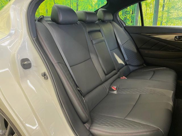 後部座席も気になるようなキズ・汚れやへたり等、大きなダメージはなく、良好な状態です。