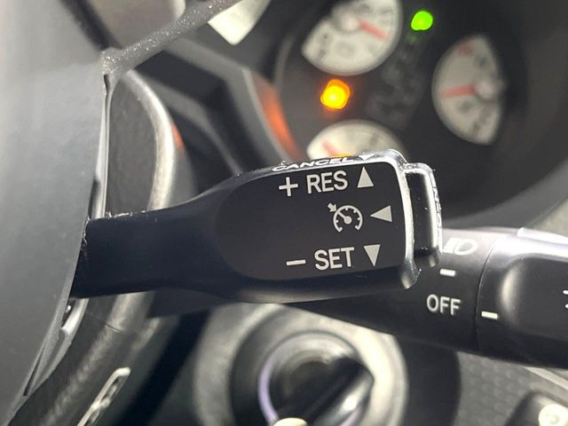 �y�N���[�Y�R���g���[���z�������H�����N���N���s�B�A�N�Z���𗣂��Ă���葬�x�ő��s���ł��A�������^�]���̕��S���y��!�����E�������ȒP�ȃX�C�b�`����Œ����ł��܂��B