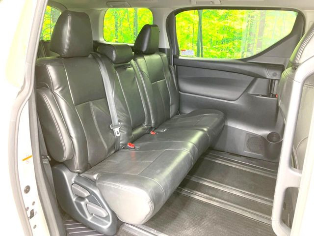 広々とした2列目シートは居住性が高く、居心地も快適!友達や家族とのお出かけにぴったりです。ベビーシートやチャイルドシート使用時も快適にお過ごしいただける十分な空間を確保しています。
