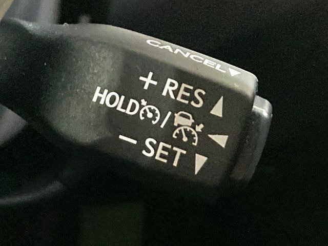 【レーダークルーズコントロール】高速道路での長距離走行が楽に!!自動で速度を保つクルーズコントロールが、衝突軽減システムと連携し、前方の車両を感知して車間を保つように速度調節してくれます!!