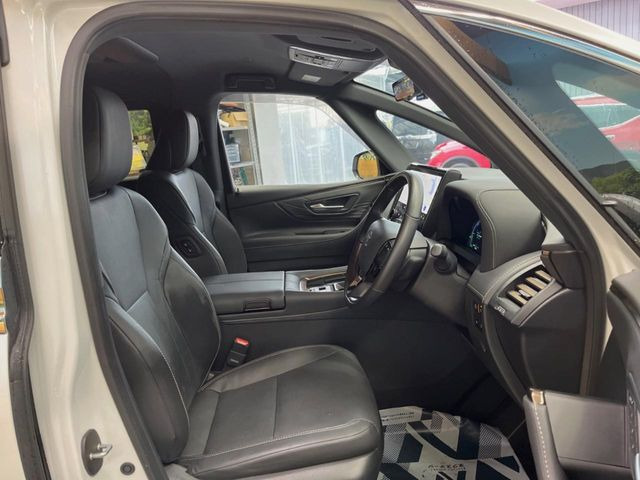 【黒革シート】上質な本革を使用し、高級感あふれる黒革シート。常に体に触れる部分だから、座り心地の良さにはこだわりたいですね♪汚れの付着や劣化を抑制する内装コーティング施工もおススメですよ♪