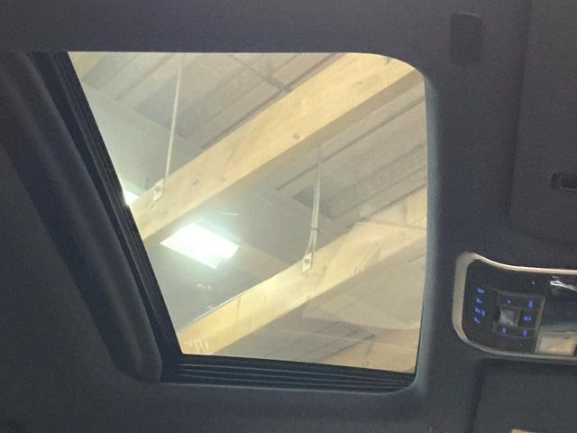 【サンルーフ】開放感たっぷりの希少装備、サンルーフが装着されています!車内に明かりを取り入れたり景色を楽しむ以外にも、車内の空気も簡単に換気できて快適です!