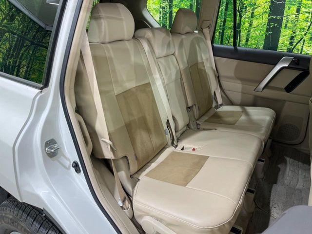 後部座席も気になるようなキズ・汚れやへたり等、大きなダメージはなく、良好な状態です。