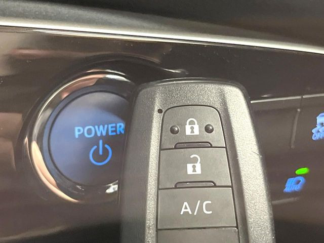 【スマートキー】カバンやポケットに入れたままでもドアの施錠・解錠が可能なスマートキーを装備。エンジンのオン・オフ時もカギを取り出す必要が無いからとっても便利です♪