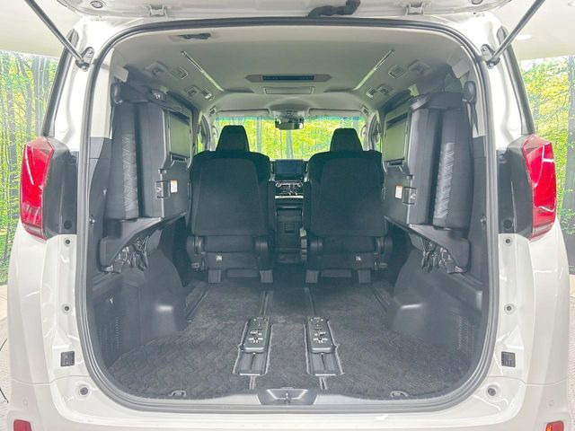 ���i�̂���������ʋ΁A���}���ɏ\���ȉ׎��X�y�[�X���m�ۂ��Ă���܂��B�Z�J���h�V�[�g��|���ƁA�傫�ȉו��̐ύڂ��\�ł���