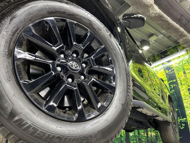 【純正18インチアルミホイール】外観にマッチした純正アルミホイールを装着しております。各種社外アルミホイールや、スタッドレスタイヤも取扱いしております。是非ご相談ください♪
