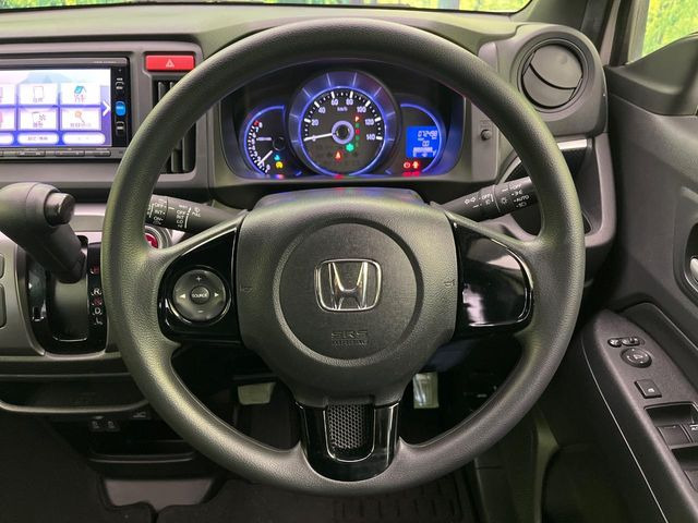 �C���e���A�ɍ��킹���f�U�C���̃X�e�A�����O�́A�^�]�������̂��Ƃ��l���A�^�]���₷���`��A�傫���ł��B�����x�A���ۂɐG���Ă��m���߂��������B