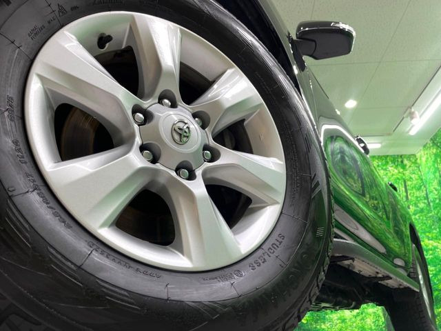 【純正17インチアルミホイール】外観にマッチした純正アルミホイールを装着しております。各種社外アルミホイールや、スタッドレスタイヤも取扱いしております。是非ご相談ください♪