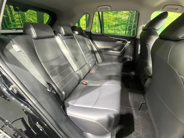 後部座席も気になるようなキズ・汚れやへたり等、大きなダメージはなく、良好な状態です。