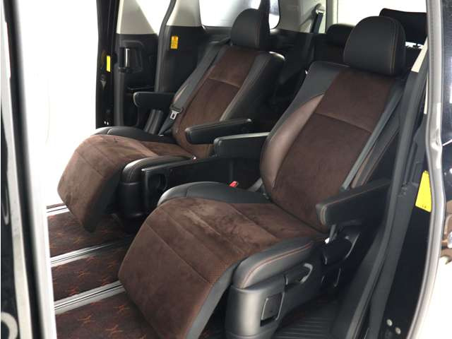 【特別仕様車限定】ハーフレザーシート!本革&ブラック人工皮革とアルカンターラシートがミックスされたハーフレザーシートです。おしゃれな色の組み合わせで高級感のある車内空間が広がっております。
