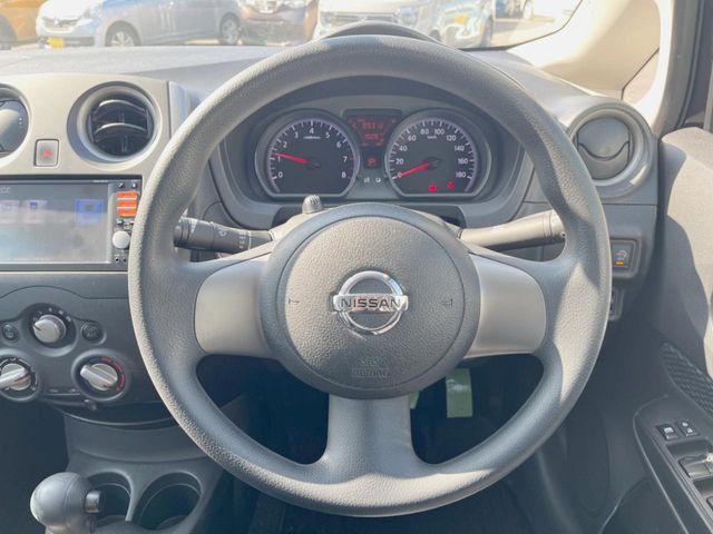 �C���e���A�ɍ��킹���f�U�C���̃X�e�A�����O�́A�^�]�������̂��Ƃ��l���A�^�]���₷���`��A�傫���ł��B�����x�A���ۂɐG���Ă��m���߂��������B