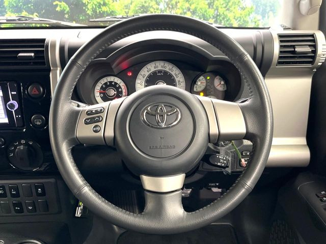 �C���e���A�ɍ��킹���f�U�C���̃X�e�A�����O�́A�^�]�������̂��Ƃ��l���A�^�]���₷���`��A�傫���ł��B�����x�A���ۂɐG���Ă��m���߂��������B