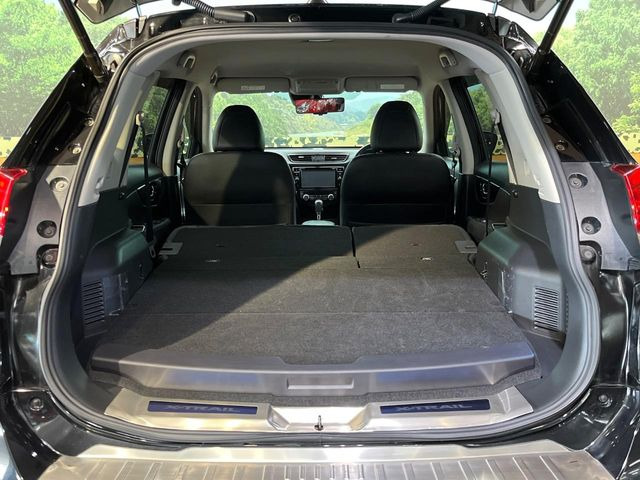 ���i�̂���������ʋ΁A���}���ɏ\���ȉ׎��X�y�[�X���m�ۂ��Ă���܂��B�Z�J���h�V�[�g��|���ƁA�傫�ȉו��̐ύڂ��\�ł���