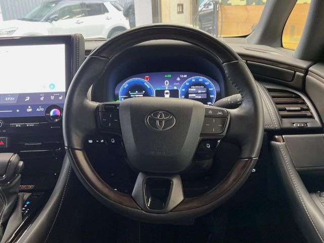 【ウッドコンビステアリング】高級感ある木目調パーツを採用した手に良く馴染むコンビハンドル。運転席廻りの雰囲気も一気に豪華になります!