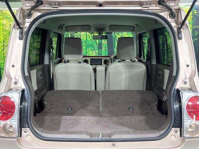 ���i�̂���������ʋ΁A���}���ɏ\���ȉ׎��X�y�[�X���m�ۂ��Ă���܂��B�Z�J���h�V�[�g��|���ƁA�傫�ȉו��̐ύڂ��\�ł���