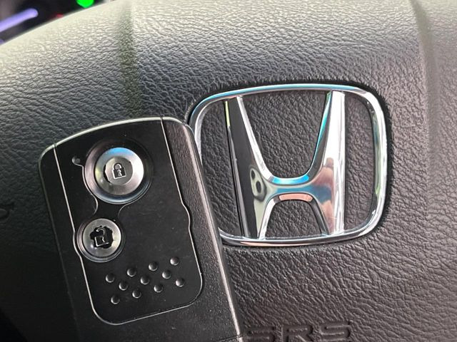 �yHonda�X�}�[�g�L�[�z�J�o����|�P�b�g�ɓ��ꂽ�܂܂ł��h�A�̎{���E�������\�ȃX�}�[�g�L�[�𑕔��B�G���W���̃I���E�I�t�����J�M�����o���K�v����������Ƃ��Ă��֗��ł���