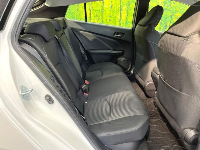 後部座席も気になるようなキズ・汚れやへたり等、大きなダメージはなく、良好な状態です。
