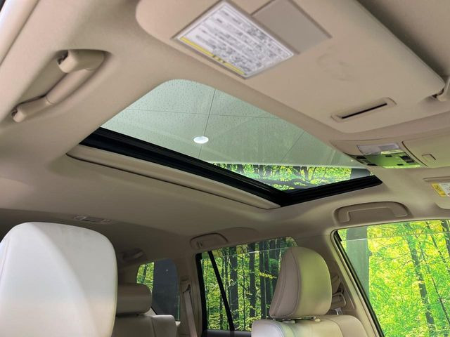 【サンルーフ】開放感たっぷりの希少装備、サンルーフが装着されています!車内に明かりを取り入れたり景色を楽しむ以外にも、車内の空気も簡単に換気できて快適です!