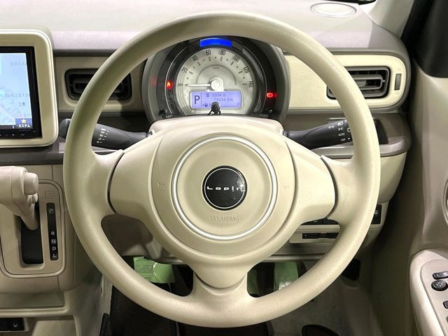 �C���e���A�ɍ��킹���f�U�C���̃X�e�A�����O�́A�^�]�������̂��Ƃ��l���A�^�]���₷���`��A�傫���ł��B�����x�A���ۂɐG���Ă��m���߂��������B