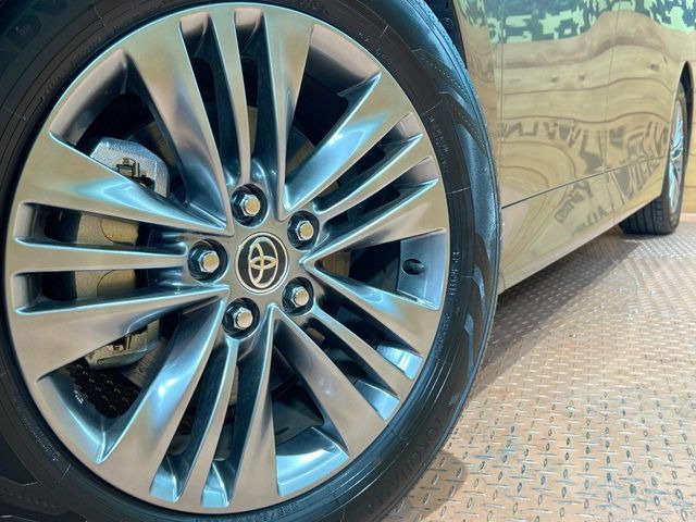 【純正18インチアルミホイール】外観にマッチした純正アルミホイールを装着しております。各種社外アルミホイールや、スタッドレスタイヤも取扱いしております。是非ご相談ください♪