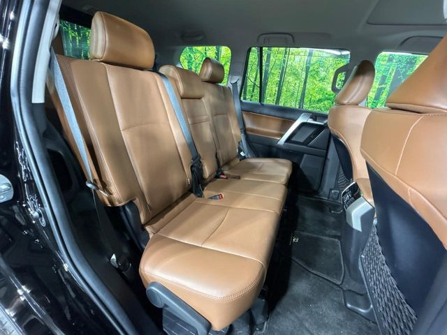 後部座席も気になるようなキズ・汚れやへたり等、大きなダメージはなく、良好な状態です。